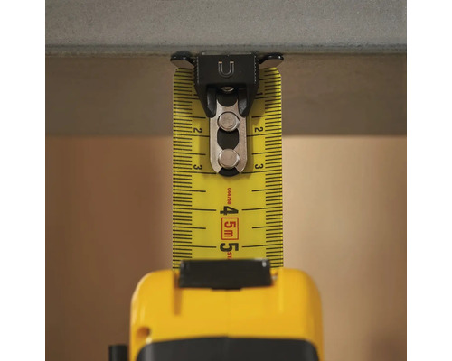 Žltý zvinovací meter s magnetickou sponou na upevnenie na kovové povrchy