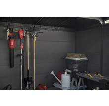 Vnútro záhradného domčeka so záhradným náradím, úložnými boxami a ponkom