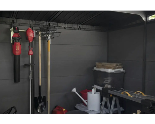 Vnútro záhradného domčeka so záhradným náradím, úložnými boxami a ponkom