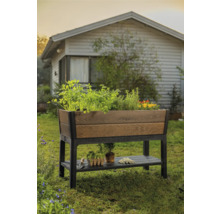 Drevený a plastový vyvýšený záhon s úložným priestorom v záhrade