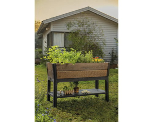 Drevený a plastový vyvýšený záhon s úložným priestorom v záhrade