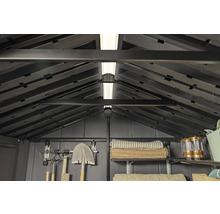 Vnútorný pohľad na záhradný domček s policami, náradím a osvetlením