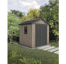 Drevený záhradný domček s dvojkrídlovými dverami a oknom v záhrade