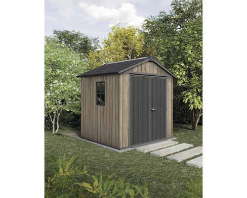 Drevený záhradný domček s dvojkrídlovými dverami a oknom v záhrade