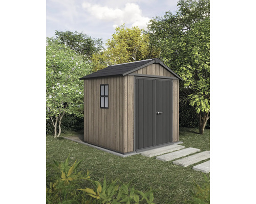 Záhradná búda s dvojkrídlovými dverami, oknom a sedlovou strechou v záhrade