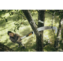 Žena pília konár konárovou pílou