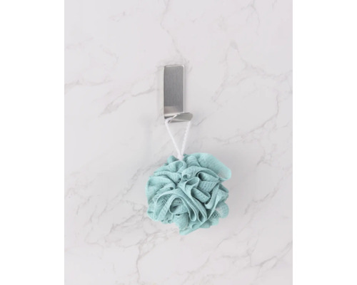 Kúpeľňová huba visí na háku.