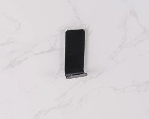 Čierny kovový háčik na uteráky do kúpeľne