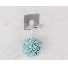 Sprchová huba visí na nerezovom nástennom háku