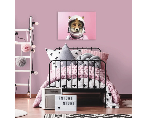 Zdobená detská izba s posteľou, rebríkom a nástennou maľbou líšky v kombinéze astronauta.