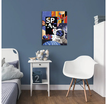 Dekoratívny vesmírny motív na modrej stene v detskej izbe s posteľou, stolom a stoličkou