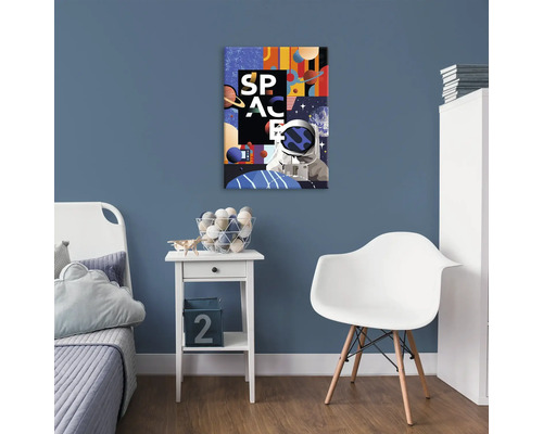 Dekoratívny vesmírny motív na modrej stene v detskej izbe s posteľou, stolom a stoličkou