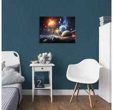 Dekoratívna nástenná maľba s motívom vesmíru v detskej izbe.