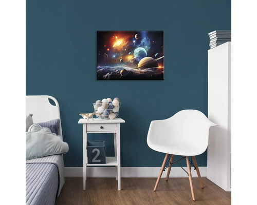 Dekoratívna nástenná maľba s motívom vesmíru v detskej izbe.