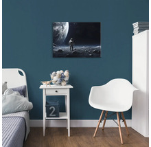 Dekoratívna nástenná maľba s motívom astronauta v moderne zariadenej detskej izbe.