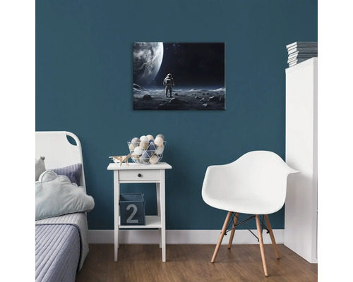 Dekoratívna nástenná maľba s motívom astronauta v moderne zariadenej detskej izbe.