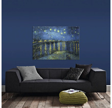 Maľba Hviezdna noc nad Rhônou nad pohovkou v obývacej izbe