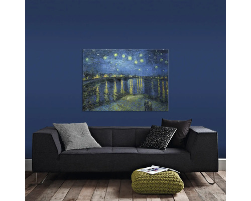 Maľba Hviezdna noc nad Rhônou nad pohovkou v obývacej izbe