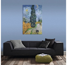 Maľba cyprusov a dve osoby v obývacej izbe