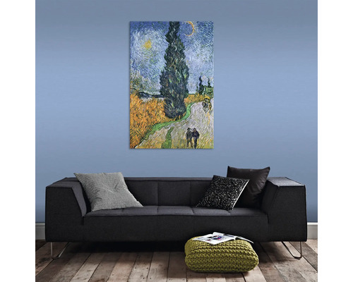 Maľba cyprusov a dve osoby v obývacej izbe