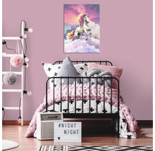 Dekoratívna detská izba s obrázkom jednorožca, posteľou, rebríkom a svetelným boxom