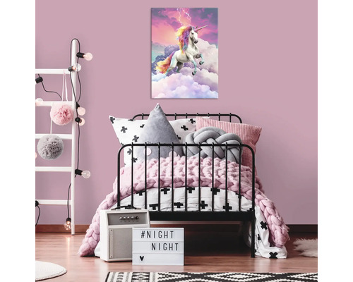 Dekoratívna detská izba s obrázkom jednorožca, posteľou, rebríkom a svetelným boxom