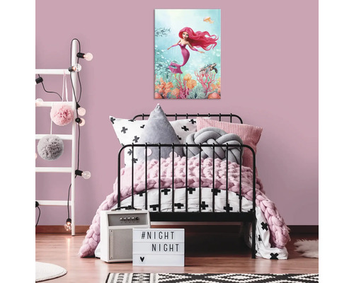 Detská izba s plátnom morskej panny nad posteľou.
