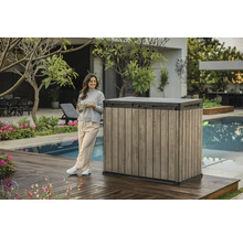 Záhradný úložný box so vzhľadom dreva vedľa ženy na terase