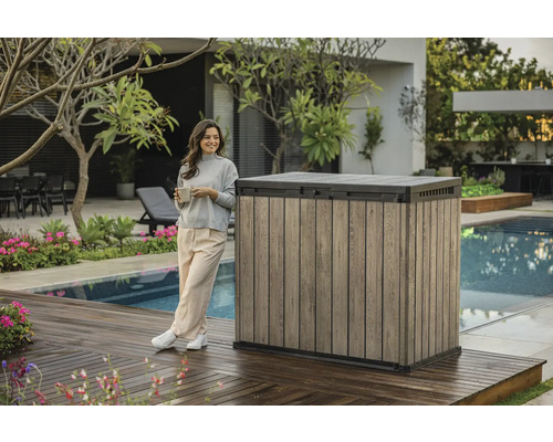 Záhradný úložný box so vzhľadom dreva vedľa ženy na terase