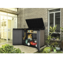 Otvorená skriňa na náradie so záhradným náradím a kosačkou na trávu