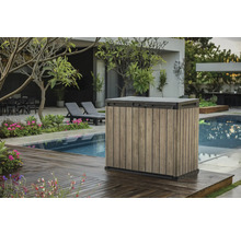 Záhradná scéna s úložným boxom vedľa bazéna na drevenej terase.