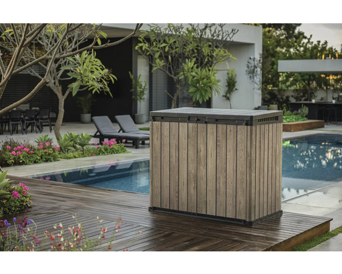 Záhradná scéna s úložným boxom vedľa bazéna na drevenej terase.