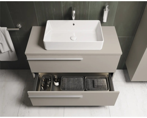 Skrinka pod umývadlo s otvorenou zásuvkou, umývadlo a kúpeľňové potreby pre moderný dizajn kúpeľne