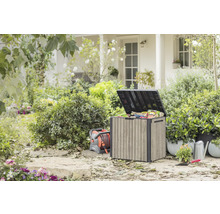 Vonkajšia záhrada s úložným boxom, navijakom na hadicu, kanvou na polievanie a rastlinami