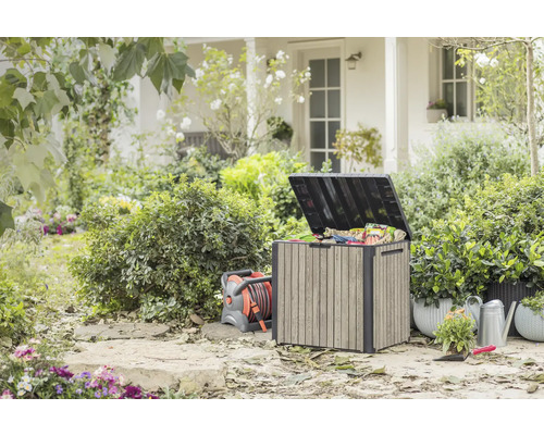 Vonkajšia záhrada s úložným boxom, navijakom na hadicu, kanvou na polievanie a rastlinami