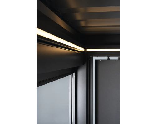 Detailný pohľad na modernú miestnosť s integrovaným LED osvetlením