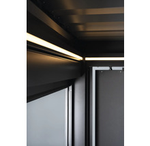 Detailný záber moderného záhradného domčeka s integrovaným osvetlením a posuvnými dverami.