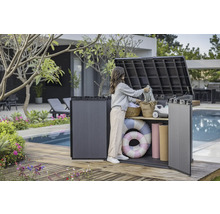 Snímka ženy používajúcej vonkajší úložný box na drevenej terase pri bazéne na ukladanie vecí