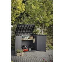 Otvorená záhradná búda so záhradným náradím