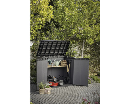 Otvorená záhradná búda so záhradným náradím