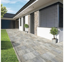 Dláždený chodník pred domom so žalúziami