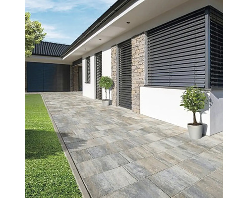 Zámková dlažba Nova 7 kombi 7 cm dymovo-hnedá Dláždený chodník pred domom so žalúziami