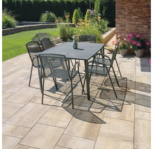 Záhradná scéna s jedálenským stolom a stoličkami na dláždenej terase