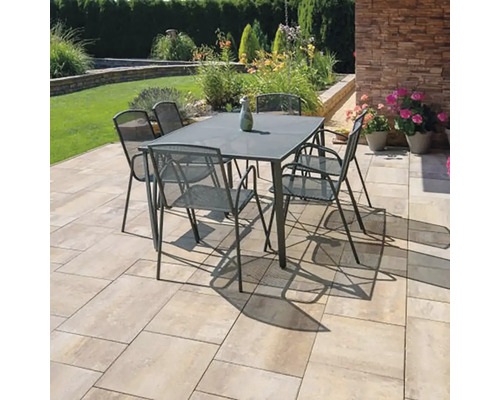 Zámková dlažba CITYTOP GRANDE KOMBI 6 cm Záhradná scéna s jedálenským stolom a stoličkami na dláždenej terase