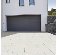 Garážové vráta v modernej fasáde domu