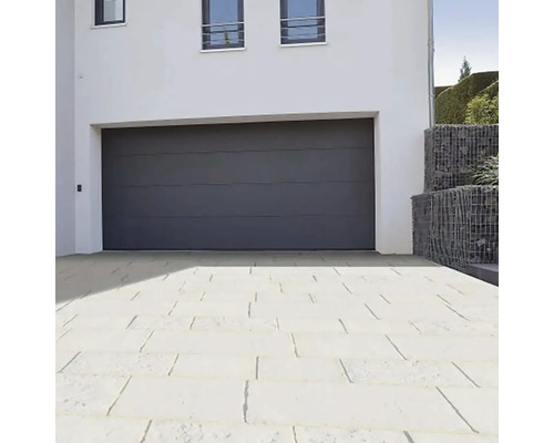 Zámková dlažba BRAD OLDTOWN 7 cm slonovinová Garážové vráta v modernej fasáde domu