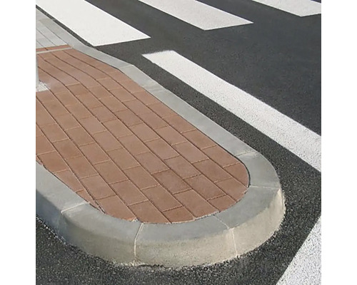 Betónový obrubník cestný oblúk R=0,5 m vonkajší Obrubník s dlažobnými kockami pri priechode pre chodcov.