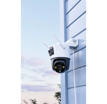 Vonkajšia bezpečnostná kamera s dvomi anténami namontovaná na stene domu