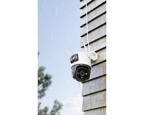 Vonkajšia bezpečnostná kamera na stene domu v daždi