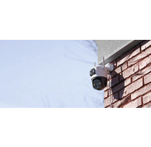 Vonkajšia bezpečnostná kamera namontovaná na tehlovej stene